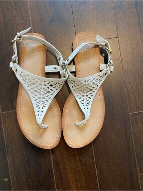 Reaction Kenneth Cole White T-Strap Sandals